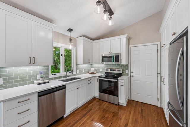 13710 5th Avenue N, Plymouth, MN 55441