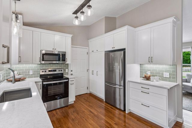 13710 5th Avenue N, Plymouth, MN 55441