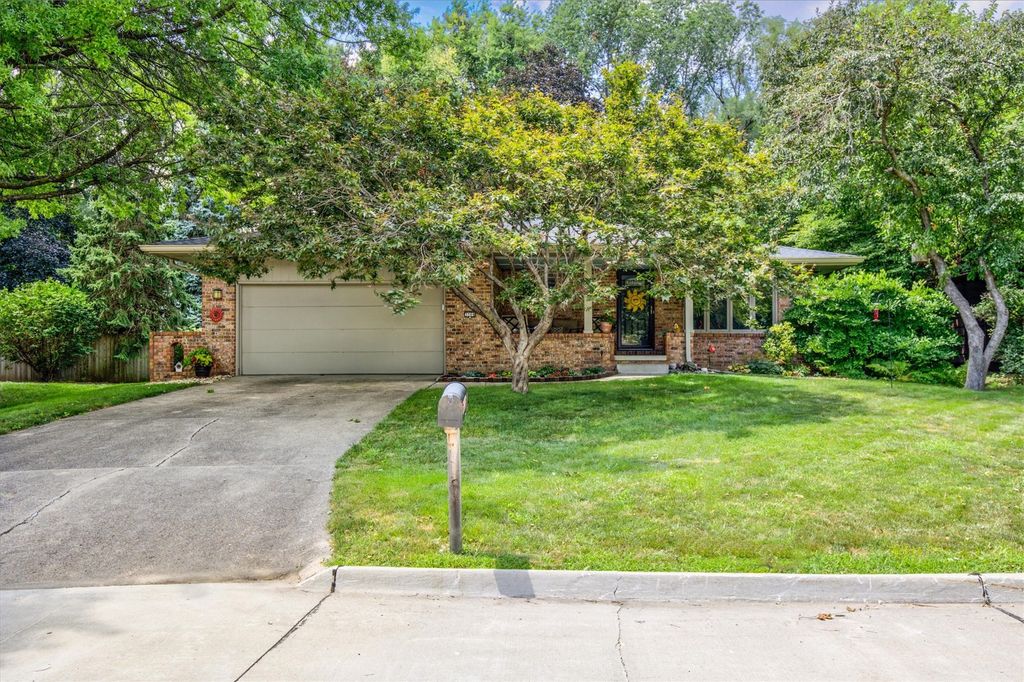 3808 Melanie Circle, Urbandale, IA 50322