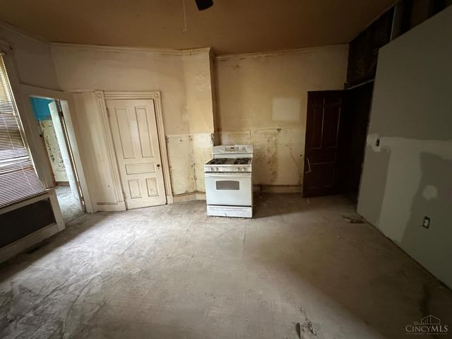 10 Township Avenue, Elmwood Place, OH 45216