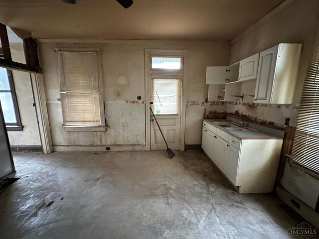 10 Township Avenue, Elmwood Place, OH 45216