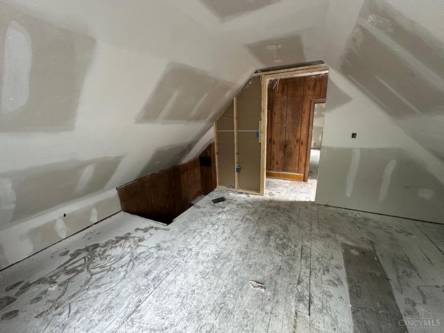 10 Township Avenue, Elmwood Place, OH 45216