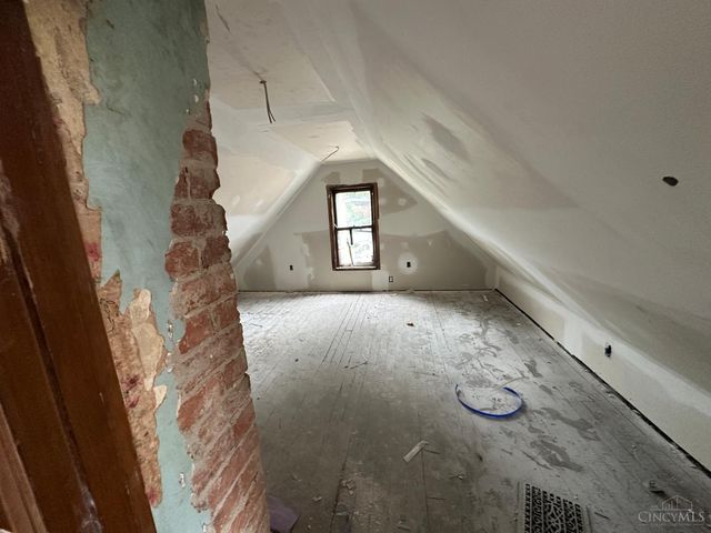 10 Township Avenue, Elmwood Place, OH 45216