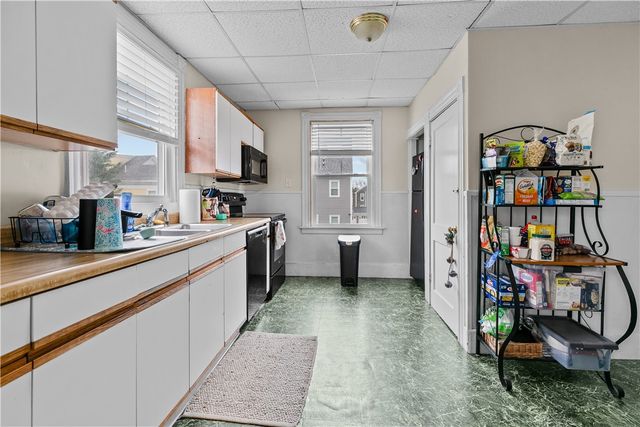31 W Narragansett Avenue 2, Newport, RI 02840