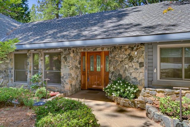 12104 Sunny Slope Dr, Nevada City, CA 95959