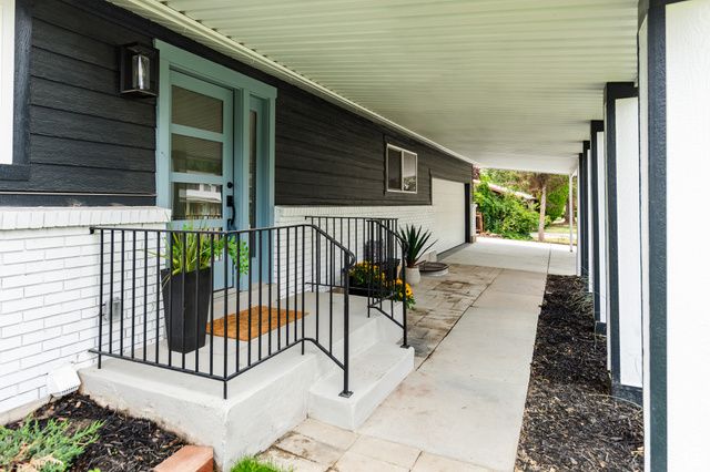 1578 E DELAWARE LN, Holladay, UT 84117