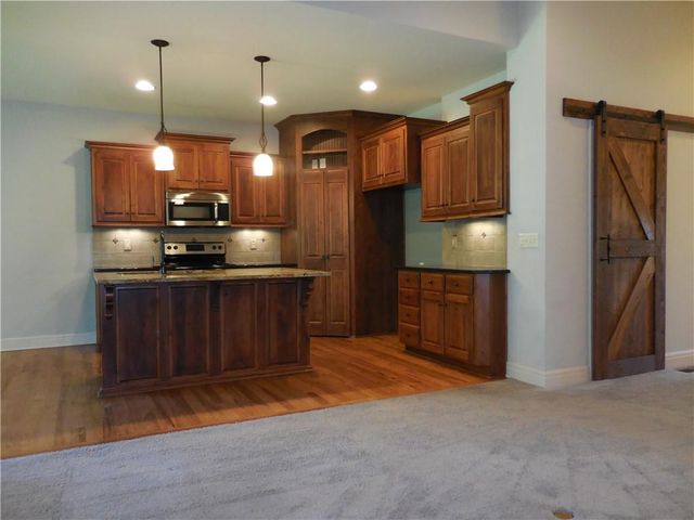 4102 NE Chapel Manor Court, Lee's Summit, MO 64064