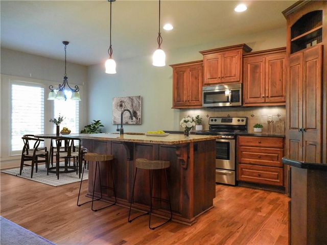 4102 NE Chapel Manor Court, Lee's Summit, MO 64064