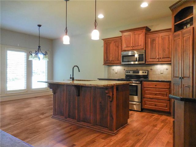 4102 NE Chapel Manor Court, Lee's Summit, MO 64064