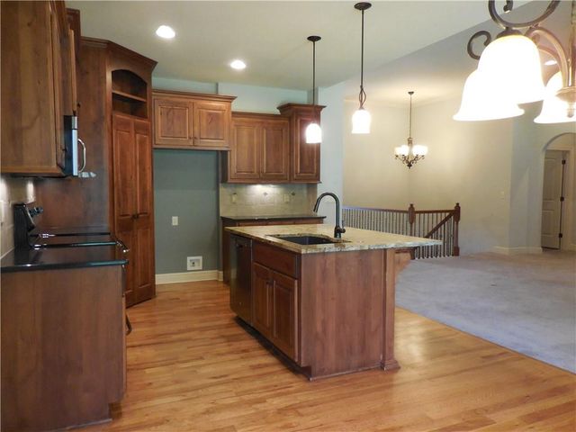 4102 NE Chapel Manor Court, Lee's Summit, MO 64064