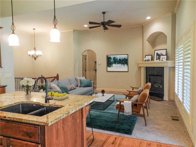 4102 NE Chapel Manor Court, Lee's Summit, MO 64064