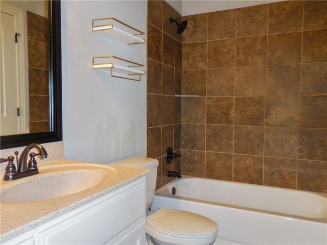 4102 NE Chapel Manor Court, Lee's Summit, MO 64064