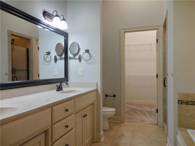 4102 NE Chapel Manor Court, Lee's Summit, MO 64064