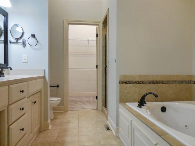 4102 NE Chapel Manor Court, Lee's Summit, MO 64064