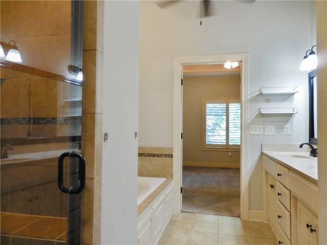 4102 NE Chapel Manor Court, Lee's Summit, MO 64064