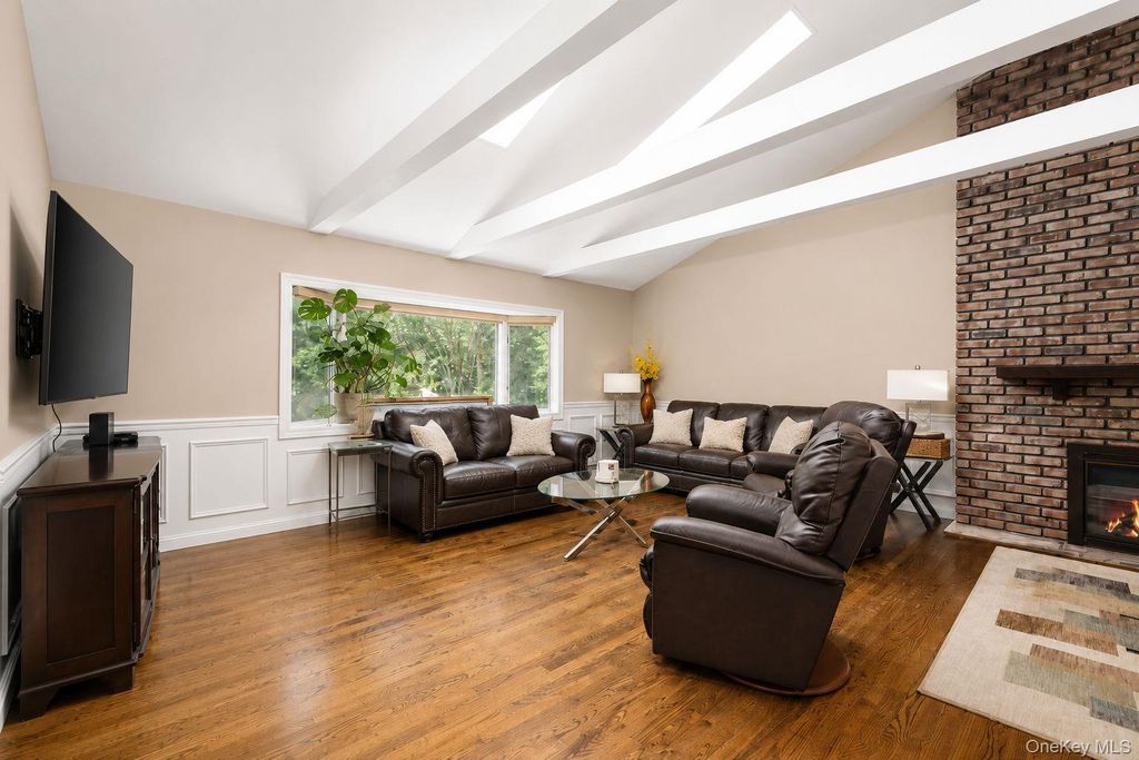 25 Brewster Avenue, Northport, NY 11768 — photo 4