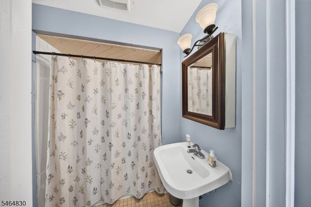 58 Somerset St, Somerville Boro, NJ 08876