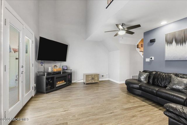 123 Kentucky Way, Freehold, NJ 07728
