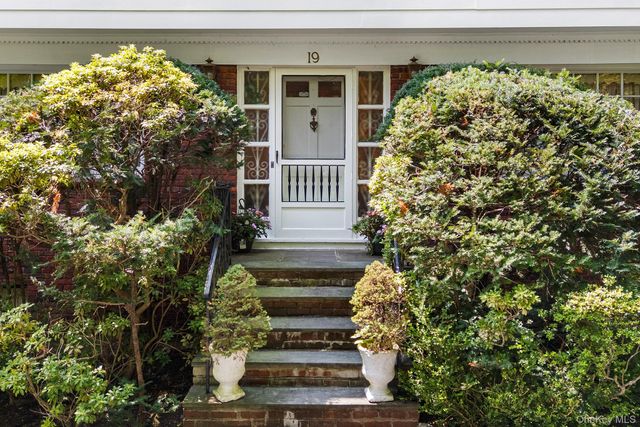 19 Carlton Road, Bronxville, NY 10708