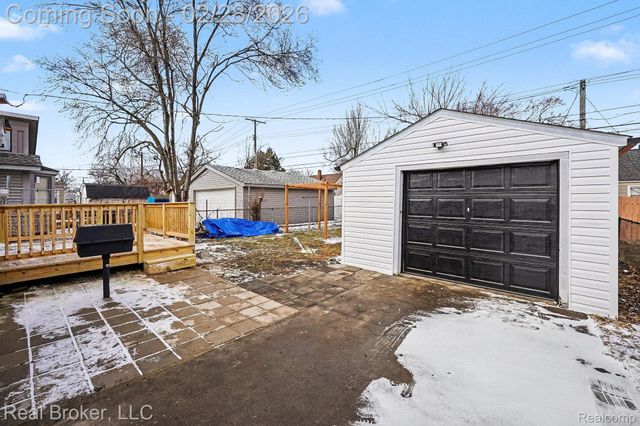 973 E Guthrie Avenue, Madison Heights, MI 48071