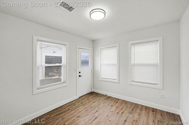 973 E Guthrie Avenue, Madison Heights, MI 48071