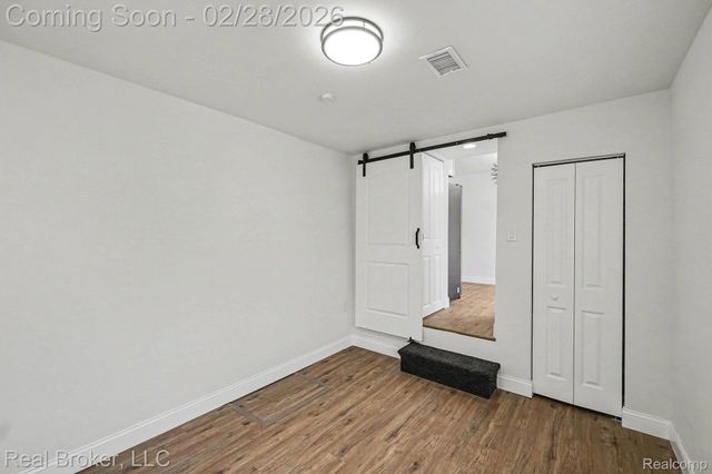 973 E Guthrie Avenue, Madison Heights, MI 48071