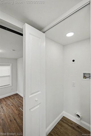 973 E Guthrie Avenue, Madison Heights, MI 48071