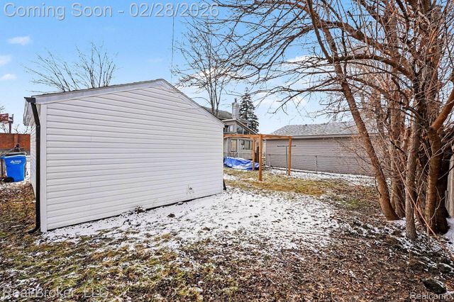 973 E Guthrie Avenue, Madison Heights, MI 48071