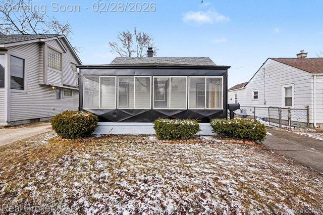 973 E Guthrie Avenue, Madison Heights, MI 48071