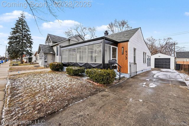 973 E Guthrie Avenue, Madison Heights, MI 48071