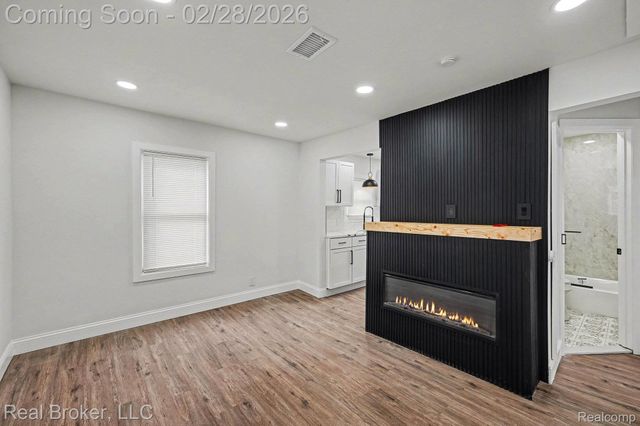 973 E Guthrie Avenue, Madison Heights, MI 48071