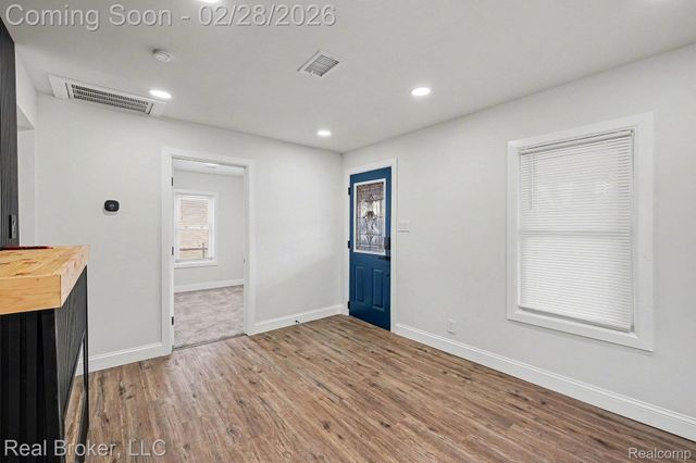 973 E Guthrie Avenue, Madison Heights, MI 48071