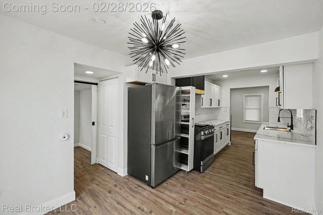 973 E Guthrie Avenue, Madison Heights, MI 48071