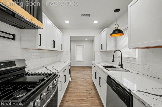 973 E Guthrie Avenue, Madison Heights, MI 48071