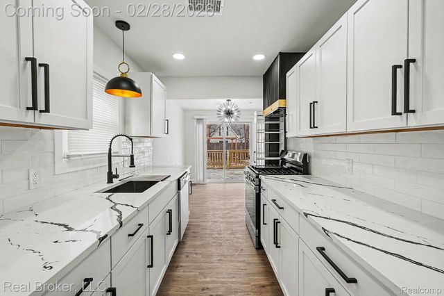 973 E Guthrie Avenue, Madison Heights, MI 48071