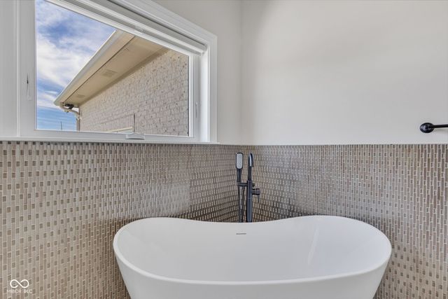 3687 W 121st, Zionsville, IN 46077