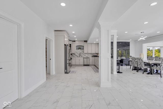 3687 W 121st, Zionsville, IN 46077