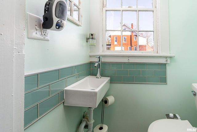 509 W MAIN Street, Carbondale, IL 62901