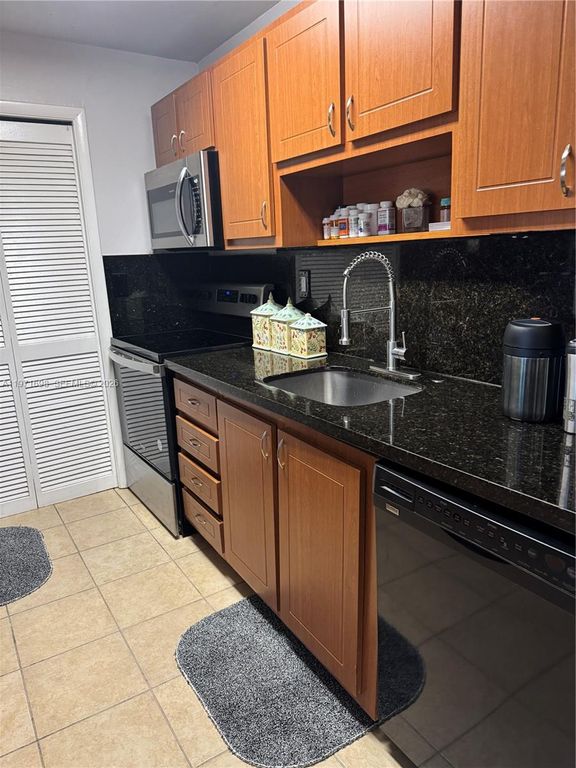 200 Lakeview Dr 313, Weston, FL 33326