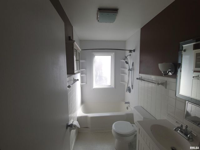 221 W BARRINGTON Road, Peoria, IL 61614