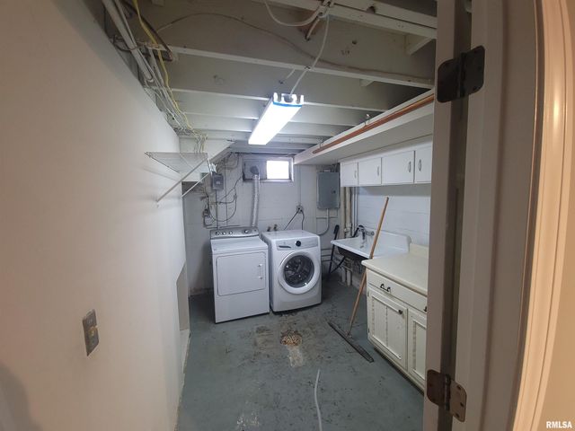 221 W BARRINGTON Road, Peoria, IL 61614