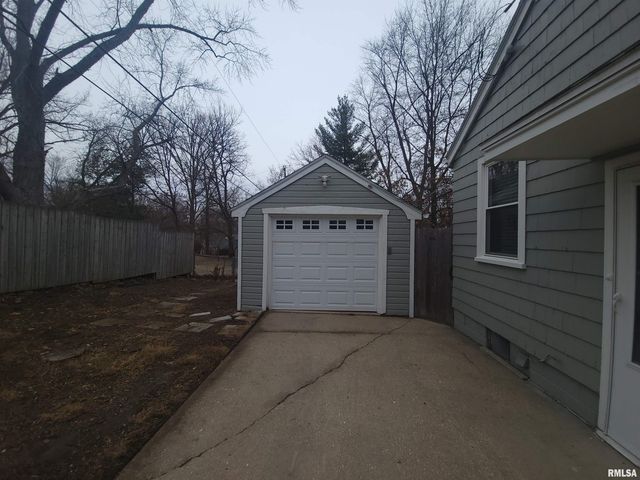 221 W BARRINGTON Road, Peoria, IL 61614