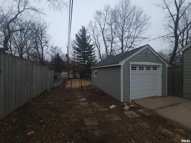 221 W BARRINGTON Road, Peoria, IL 61614