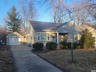 221 W BARRINGTON Road, Peoria, IL 61614