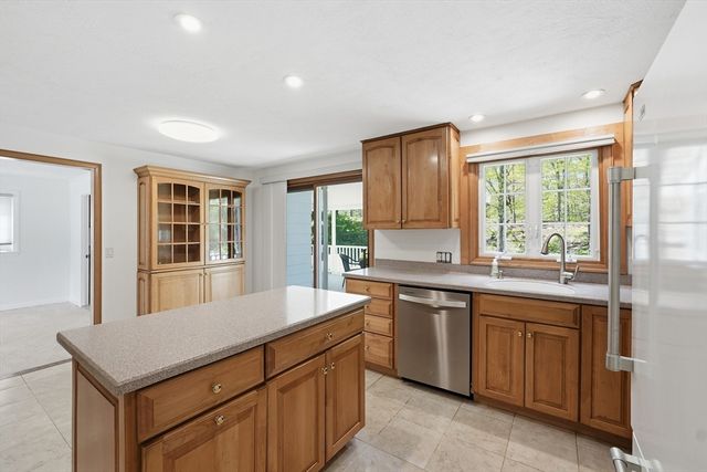 14 Lomas Dr, Framingham, MA 01701