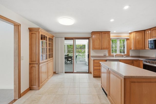 14 Lomas Dr, Framingham, MA 01701