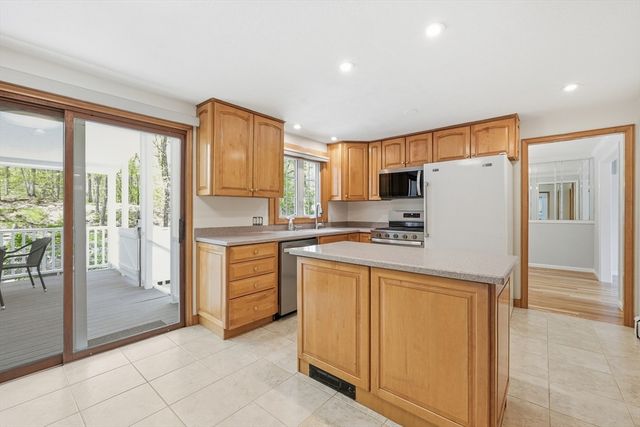 14 Lomas Dr, Framingham, MA 01701