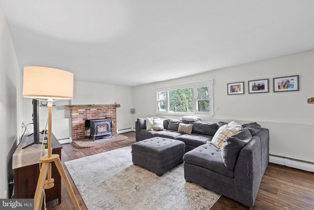 2255 HILLSIDE LN, Aston, PA 19014