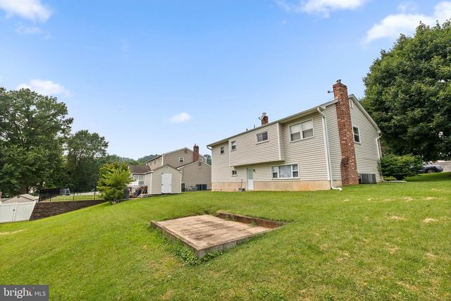 2255 HILLSIDE LN, Aston, PA 19014