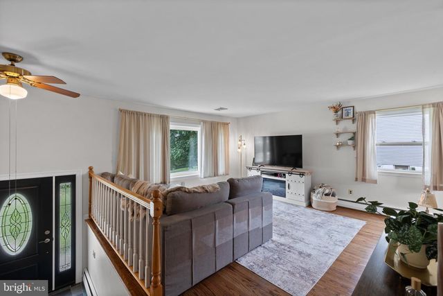 2255 HILLSIDE LN, Aston, PA 19014